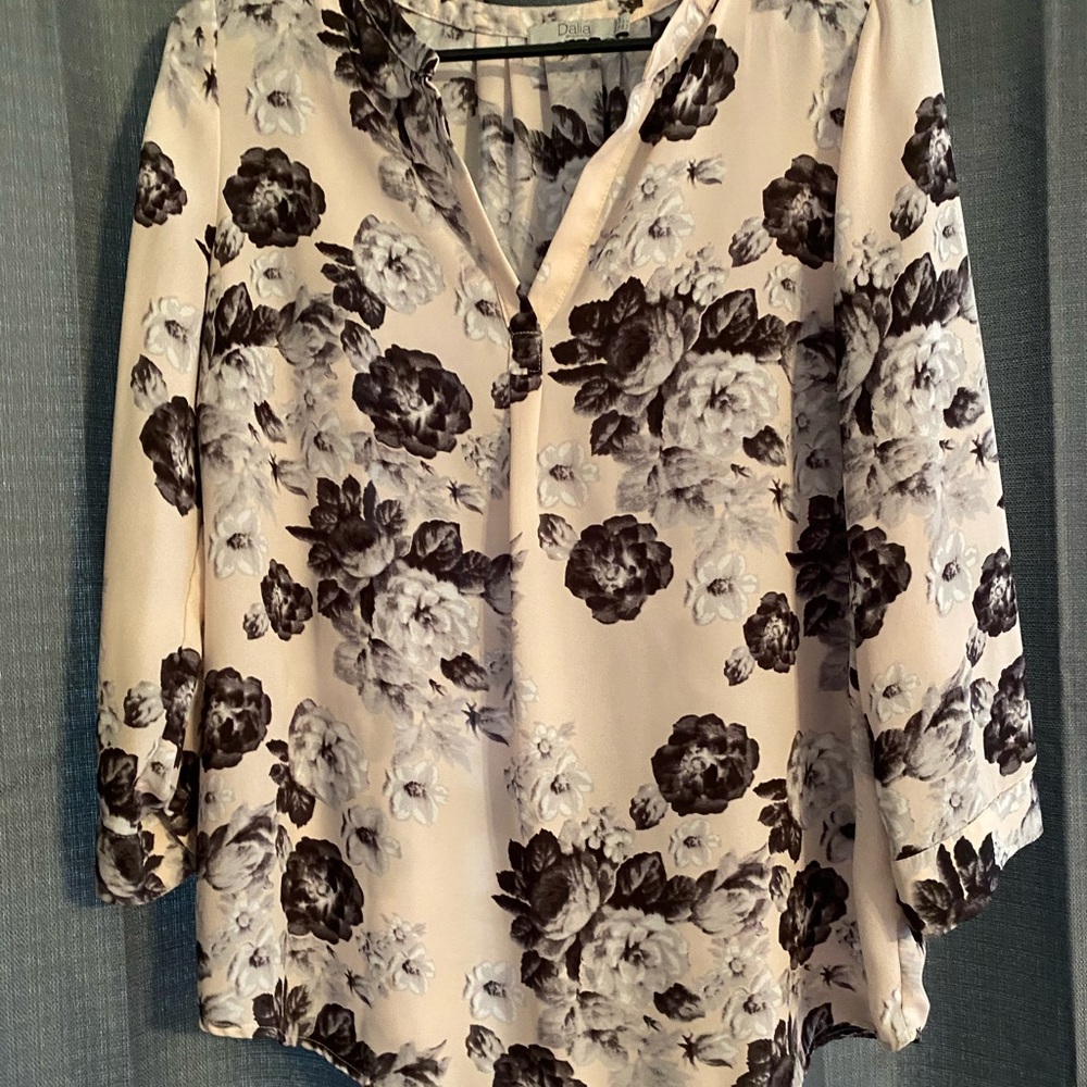 ⚠️SOLD Sheer, floral blouse 💖